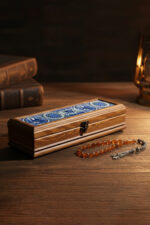 El Yapımı Çini Karo Baskılı Ahşap Tespih Kutusu (5x25cm)