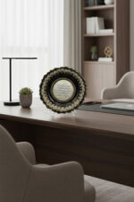 El İşi Gümüş ve Altın Desenli Ayetel Kürsi Yazılı 30 cm Çini Tabak - Görsel 4