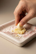 El Yapımı Seramik Rende Tabağı (10 cm) - Sarımsak, Zencefil, Meyve Püresi ve Bebek Maması Hazırlayıcı - Görsel 2