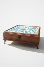 El Yapımı Çini Karo Baskılı Ahşap Takı Kutusu ( 20x20) - Görsel 4