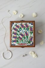 El Yapımı Çini Karo Baskılı Ahşap Takı Kutusu (20x20cm)