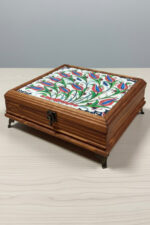 El Yapımı Çini Karo Baskılı Ahşap Takı Kutusu (20x20cm) - Görsel 4