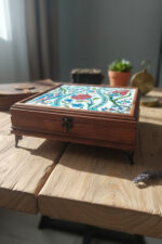 El Yapımı Çini Karo Baskılı Ahşap Takı Kutusu ( 20x20)