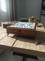 El Yapımı Çini Karo Baskılı Ahşap Takı Kutusu ( 20x20)