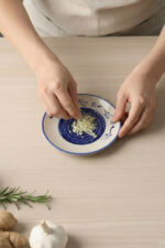 El Yapımı Seramik Rende Tabağı (13 cm) – Sarımsak, Zencefil, Meyve Püresi ve Bebek Maması Hazırlayıcı - Görsel 6