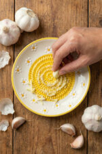 El Yapımı Seramik Rende Tabağı (13 cm) – Sarımsak, Zencefil, Meyve Püresi ve Bebek Maması Hazırlayıcı - Görsel 2